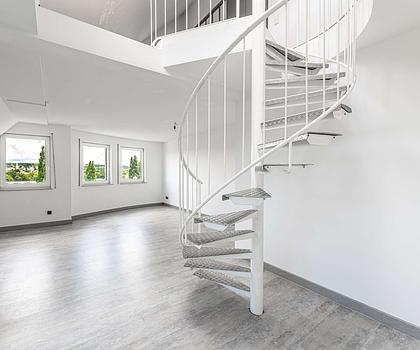 HEGERICH: Modernes Wohnen auf zwei Ebenen - Maisonette mit Loggia in zentraler Lage
