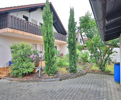 Geschmackvolle 2-Raum-DG-Wohnung mit Balkon und Einbauküche in Sankt Leon-Rot