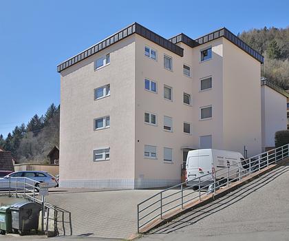Sonnige 3-Zi-Wohnung mit Tiefgaragenplatz in Bestlage von Bad Wildbad – Ihr neues Zuhause mit Charme
