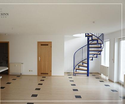 GROßZÜGIGE 3,5-ZIMMER-DG-MAISONETTE-WOHNUNG MIT BALKON UND TIEFGARAGENSTELLPLATZ - SOFORT FREI!