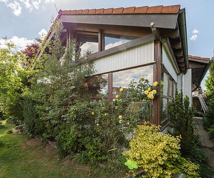 Wohlfühloase: Einfamilienhaus mit großem Garten, Teich und Wintergarten in ruhiger Sackgassenlage