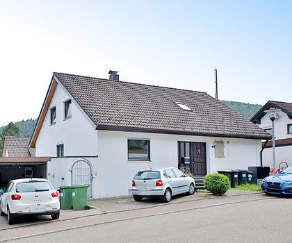 Charmante 3-Zimmer-Dachgeschosswohnung mit idyllischer Aussicht in Enzklösterle