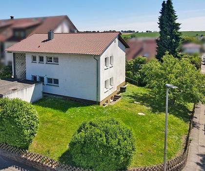 Charmantes Zweifamilienhaus mit Garten, Garagen und großzügigem Raumangebot