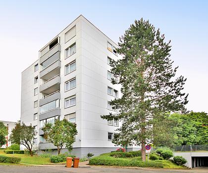 Wohnen mit Aussicht: 3-Zimmer-Wohnung mit Glasveranda & Garagen-Stellplatz ab sofort frei