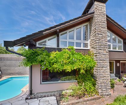 Wohnen mit Urlaubsgefühl: großzügiges Familiendomizil in ruhiger Lage mit Pool und Garten in Seenähe