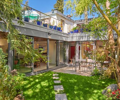 Architekten Atrium-Haus mit Dachterrasse, Garten und Pool in idyllischer Villenlage