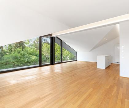 Modernes Zuhause in Pasing: Helle 2,5-Zimmer-Dachgeschoss-Wohnung mit Balkon