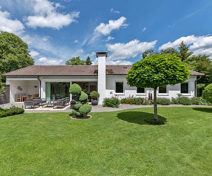 Charmanter, sehr gepflegter Bungalow, eingebettet in traumhafte Garten-Oase