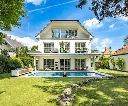 Rarität in bester Gräfelfinger Villenlage mit Pool, Panorama-Kamin & Spa