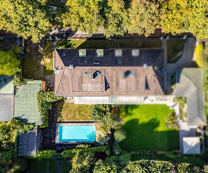 Domizil nahe Schlosskanal: Villenhälfte mit Pool zur Sanierung und Erweiterung
