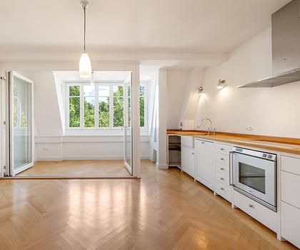 Hinreißende 3-Zimmer-Maisonette in Altbau-Villa mit Blick auf den Schlosskanal