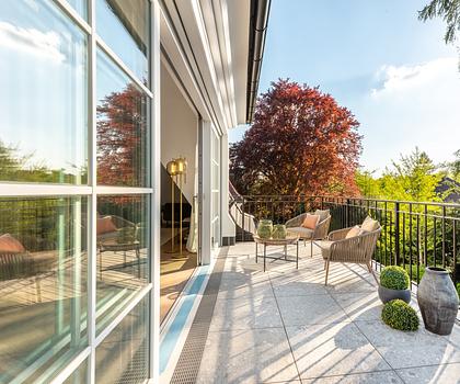 Erstbezug in edler Stadtvilla: Luxuriöses Penthouse mit Liftzugang und Hobby-Einheit