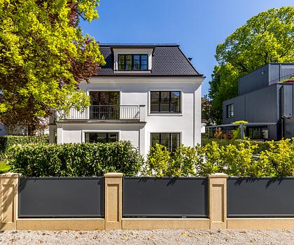 Esprit und Eleganz: Französisch inspirierte Luxus-Villa aus dem Jahr 2023 mit Schwimmhalle und Spa