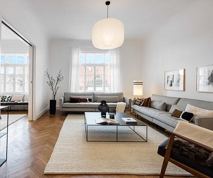Eleganz und Charme: Soeben stilvoll modernisierte Altbauwohnung mit Balkon