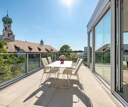 Fantastisches Penthouse mit luxuriöser Holzrausch-Ausstattung und Panorama-Dachterrasse