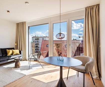Stylisch-luxuriös möblierte 1-Zimmer-Wohnung mit Balkon
