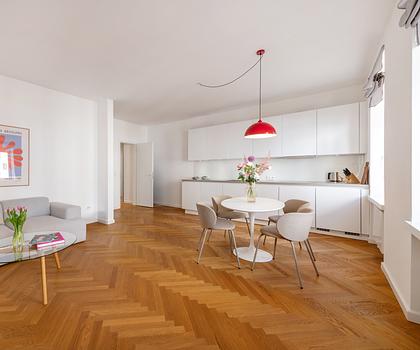 Altbau-Charme: Bildschöne 2-Zimmer-Wohnung mit Balkon in Spitzenlage