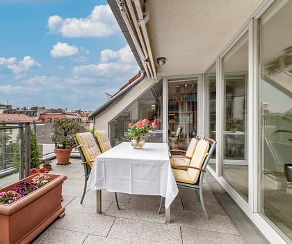 Über den Dächern Schwabings: Lichterfüllte 3,5-Zimmer-Maisonette mit Dachterrassen