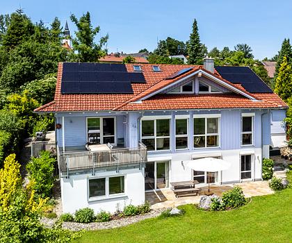 Bildschönes Familienhaus in Holzbauweise mit Wärmepumpe, PV und Weitblick in die Natur