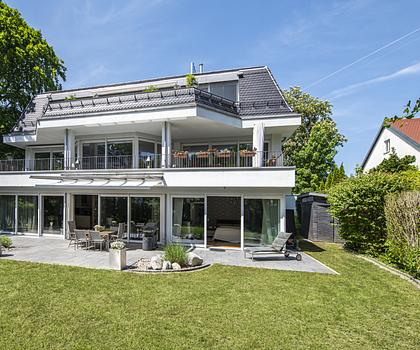 Hochklassige 5-Zimmer-Wohnung mit Südgarten, Sauna und Hobbybereich in ruhiger Toplage