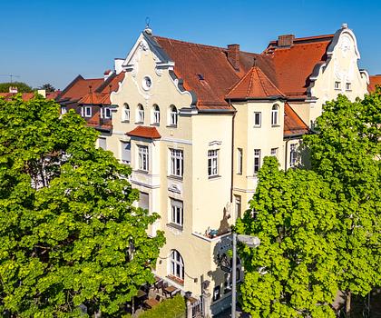 Imposantes Altbau-Juwel von 1904 mit 6 Wohnungen und Gastronomie in Gerner Toplage