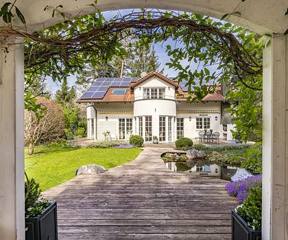 Familiendomizil im eleganten Villenstil mit charmantem, großen Südgarten und PV-Anlage