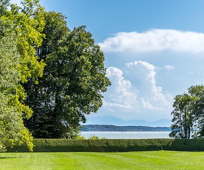 Schloss Possenhofen: Hochklassige Gartenwohnung mit Panorama-Seeblick