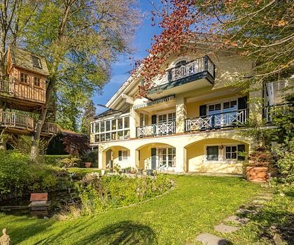 Klassisches Landhaus mit Einliegerwohnung, Edelstahlpool und parkähnlichem Garten
