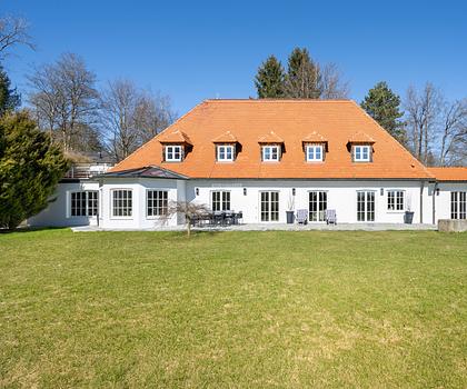 Erstbezug: Exquisit modernisierter Landsitz mit besonderem Charme, Alpenblick und hoher Privatsphäre