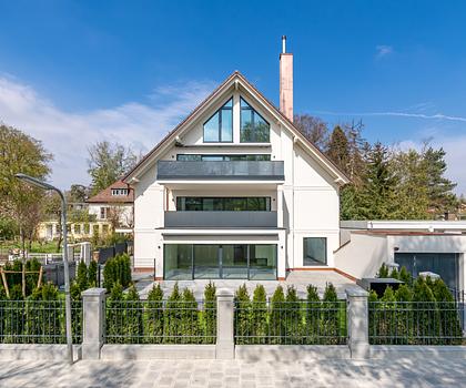 Exklusive 4-Zimmer-Wohnung mit hohem Design-Anspruch und Balkon zum Erstbezug