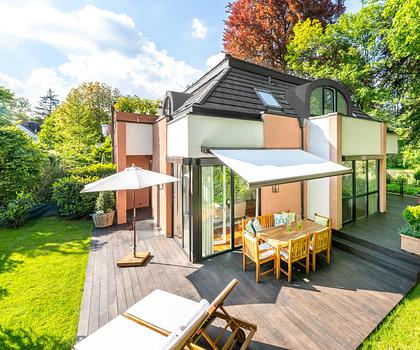 Juwel in zauberhafter Gartenlage: stillvoll modernisierte Haushälfte