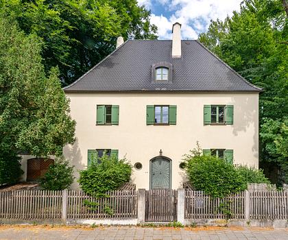 Großzügiger Altbau mit Potenzial zur Familienvilla, auch mit Gewerbe-/Praxisanteil
