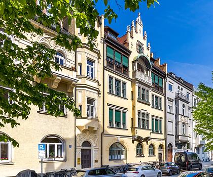 Atemberaubend modernisiertes 4-Zimmer-Altbaujuwel mit stylischem Flair und Balkon