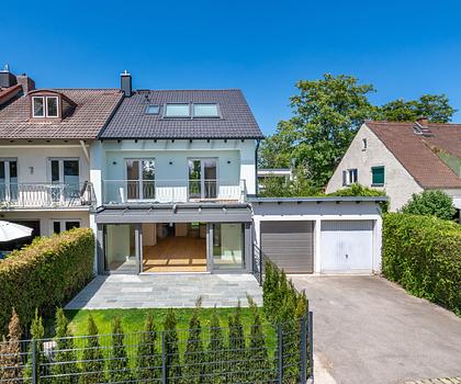 Familiengerecht: Soeben saniertes Reiheneckhaus mit Wintergarten und Terrassen