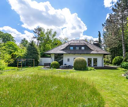 Oase im Grünen: Reizvolle Villa mit großzügigem Grundriss und traumhaften Garten (befristet)