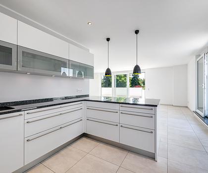 Großzügige, lichterfüllte Dachgeschoss-Wohnung mit sonnigen Terrassen
