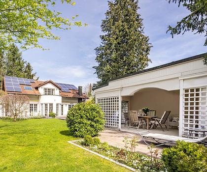 Familiendomizil im eleganten Villenstil mit charmantem, großen Südgarten und PV-Anlage