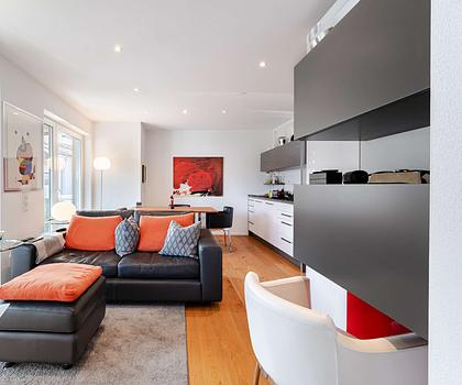 Ready to live: Absolut neuwertige, voll möblierte Zwei-Zimmer-Wohnung mit See- und Bergblick