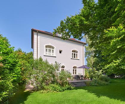 Exzellent sanierte Familien-Villa mit parkähnlichem Traumgarten