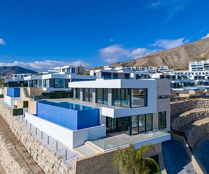 Ultimative Luxusvilla: 733 m2 Wohnfläche, 3 Schlafzimmer, Meerblick, Innenpool, Spa, und vieles mehr