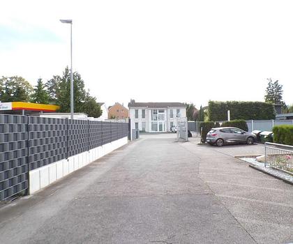 Baugrundstück (erschlossen) - an einer Hauptstraße, aber in 2.ter Reihe und dadurch ruhig gelegen