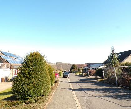 Baugrundstück mit traumhaftem Blick - mit fertigem Keller und Terrassenfläche, Garage + Carport