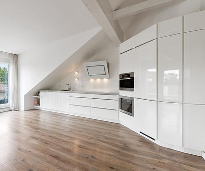 Reizvolle, helle 3-Zimmer-Dachgeschosswohnung mit sonnigem Südbalkon