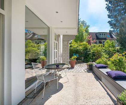 Faszinierendes Architektenhaus mit edler Design-Ästhetik und hinreißendem Garten
