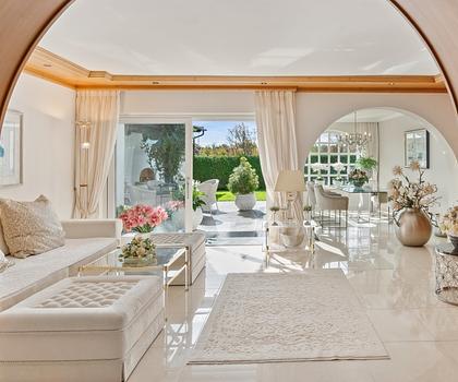Ensemblevilla mit elegantem Outdoor Bereich