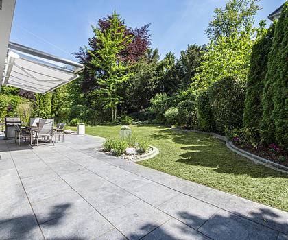 Hochklassige 5-Zimmer-Wohnung mit Südgarten, Sauna und Hobbybereich in ruhiger Toplage