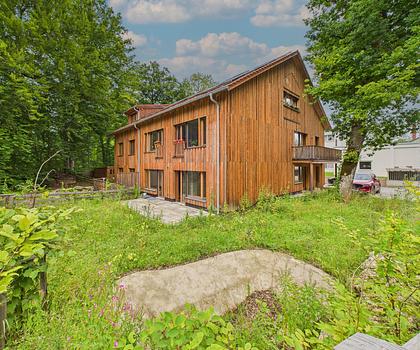 Stilvoll Wohnen mit Garten :
Attraktive Erdgeschosswohnung in Pullach
- großes Souterrain