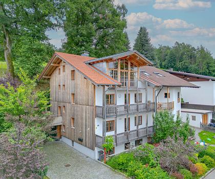 Flexibel nutzbares Mehrfamilienhaus mit genehmigter Erweiterung in schöner Wohnlage mit Bergblick