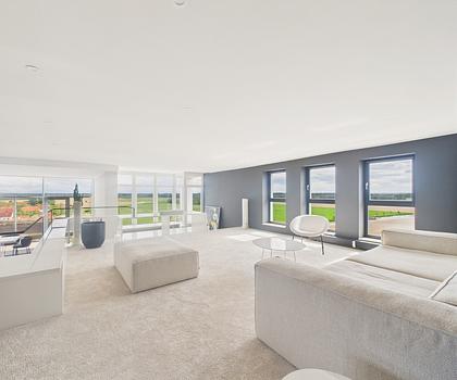 loftartiges, lichtdurchflutetes Penthouse mit Bergblick vor den Toren Münchens