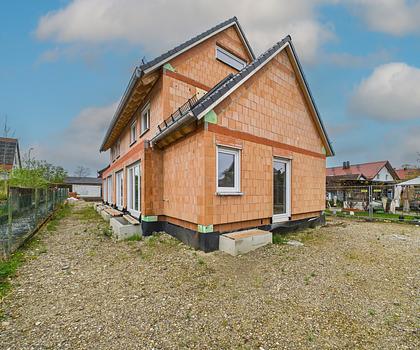 BEZUGSFERTIG IM SOMMER 25:  Schöne, zeitlose Neubau-Doppelhaushälfte mit großem Souterrainbereich